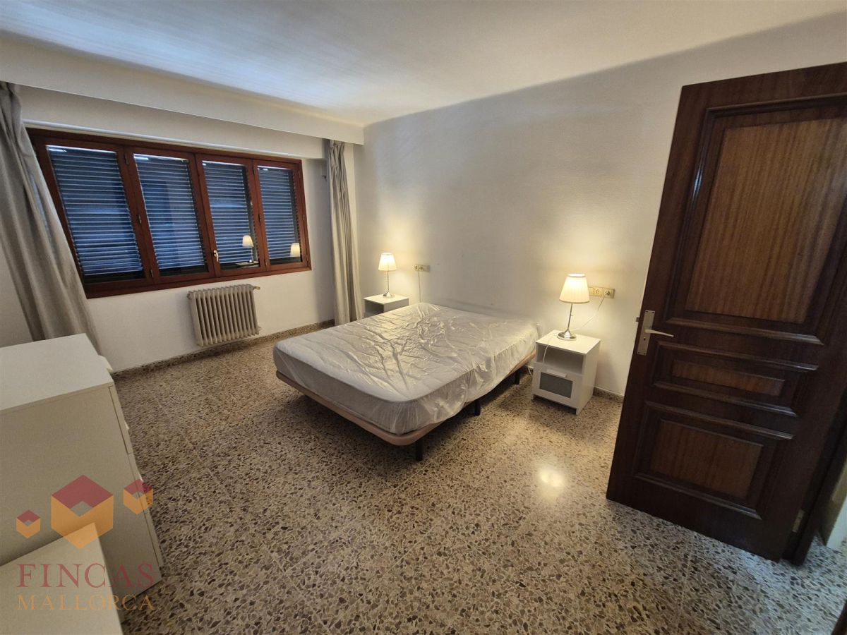 Dormitorio antes del home staging en Arago Dormitorio antes, con persianas cerradas, cama y mesillas