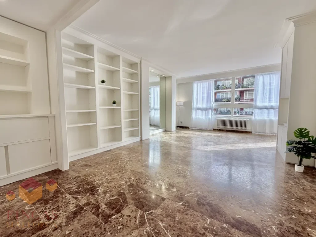 Piso con Aparcamiento Arago Escuela idiomas02 Salón con estanterías y suelo veteado, en Aragó, Palma