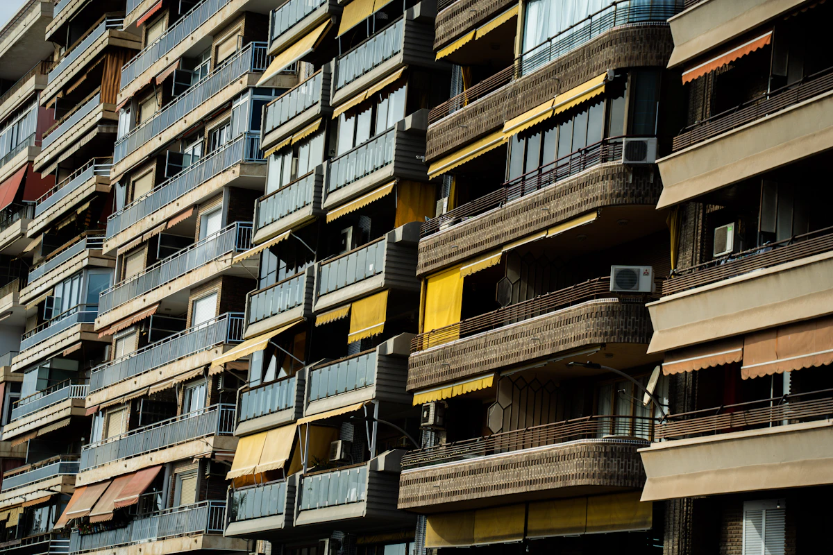 Registro y Catastro: fachada de un edificio de pisos con balcones y equipos de aire acondicionado