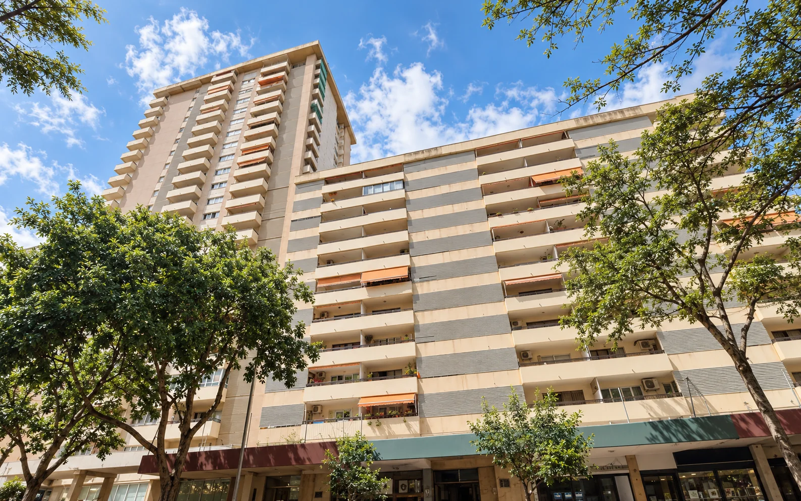 es forti torre recreacion ia Recreación fotográfica con IA de la torre de Es Fortí y su edificio anexo, en Palma.