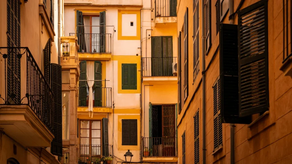 Fachadas con balcones y persianas en Palma, imagen ilustrativa del caso sobre protección oficial